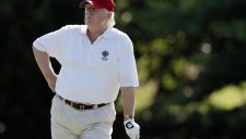 Трамп может посетить Шотландию, чтобы сыграть в гольф, сообщили СМИ