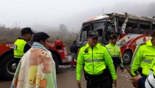 В Эквадоре опрокинулся автобус с паломниками: 10 человек погибли