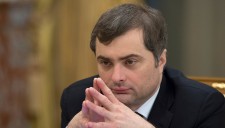 Сурков считает дружбу с убитым Захарченко великой честью